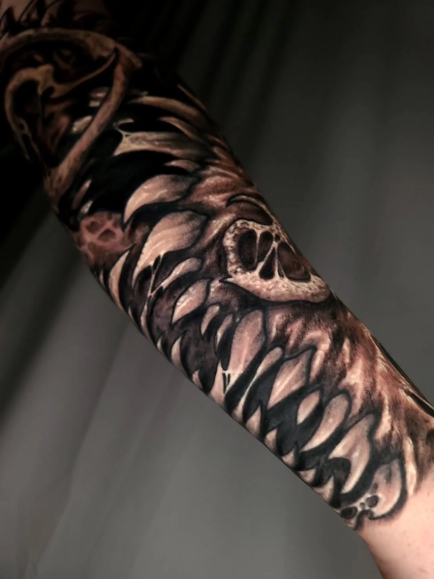 🦷🦷🦷🦷

#darkart #realismtattoo #horror #blackwork #ohiotattooers #cuyahogafalls #jakeulmertattoos #somethingdarker #bespoketattoogallery #biohorror #bodyhorror