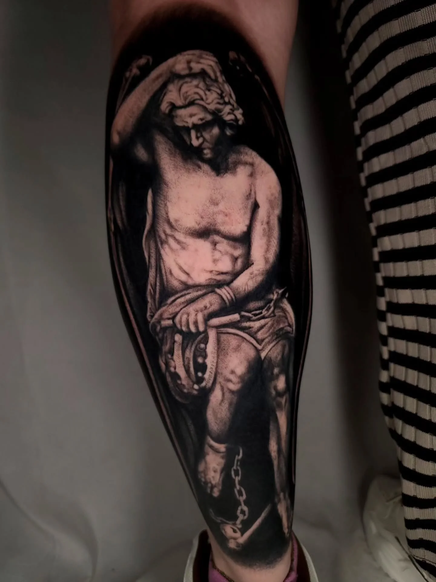 Say hello to Sexy Satan! 😍😈

#darkart #realismtattoo #horror #blackwork #ohiotattooers #cuyahogafalls #ohio #jakeulmertattoos #somethingdarker #bespoketattoogallery