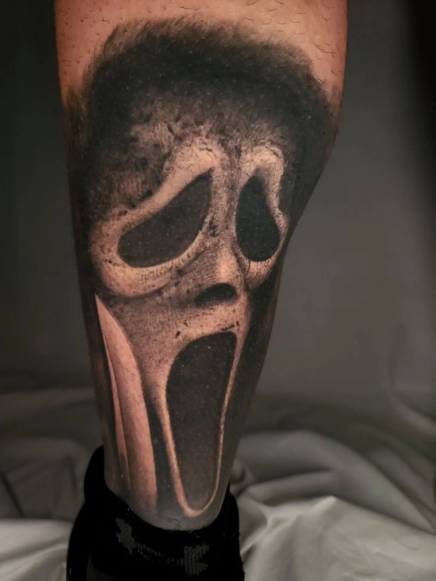 2 years healed for this Ghostface from Scream VI! 🔪🖤
@jackchampion @lianaliberato @max__laf

#darkart #realismtattoo #horror #blackwork #ohiotattooers #cuyahogafalls #ohio #jakeulmertattoos #somethingdarker #bespoketattoogallery #scream #ghostface