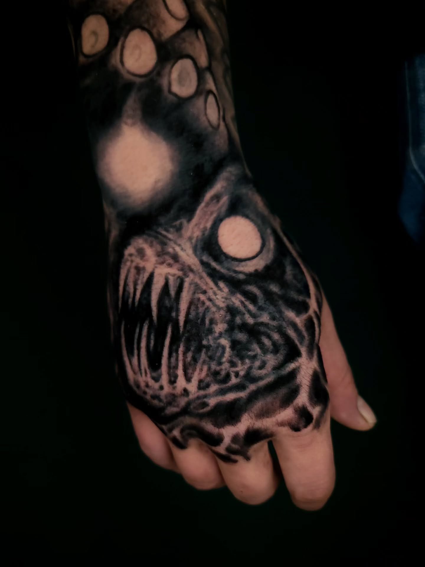 🦷💡🐟

#jakeulmertattoos #ohiotattooers #somethingdarker #blackworktattoo #bespoketattoogallery