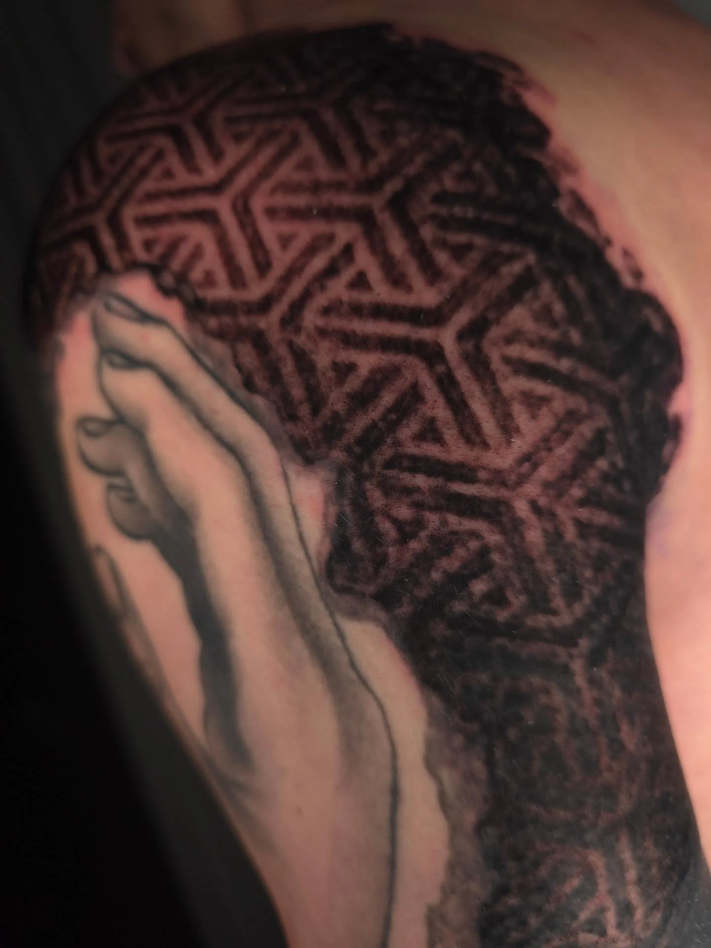 Dark Geometry 🖤💀

#jakeulmertattoos #ohiotattooers #somethingdarker #blackworktattoo #bespoketattoogallery