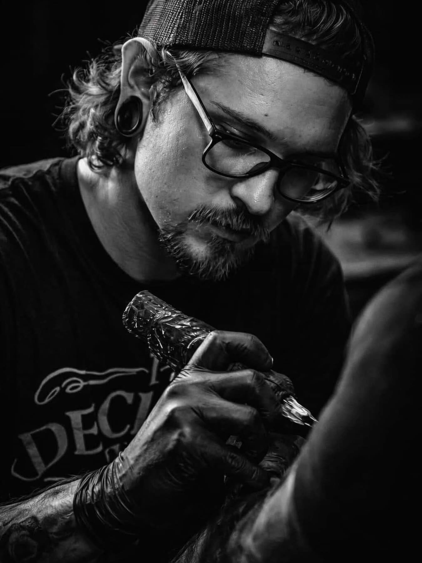 📸 I absolutely love this photo from the 2025 @rubbercitytattooinvitational! 🖤🔥 Always looking forward to being back again! 🤘💀
Photo by @meganisshortt
Edited by @m_i_c_h_a_e_l_v 

#jakeulmertattoos #ohiotattooers #somethingdarker #blackworktattoo