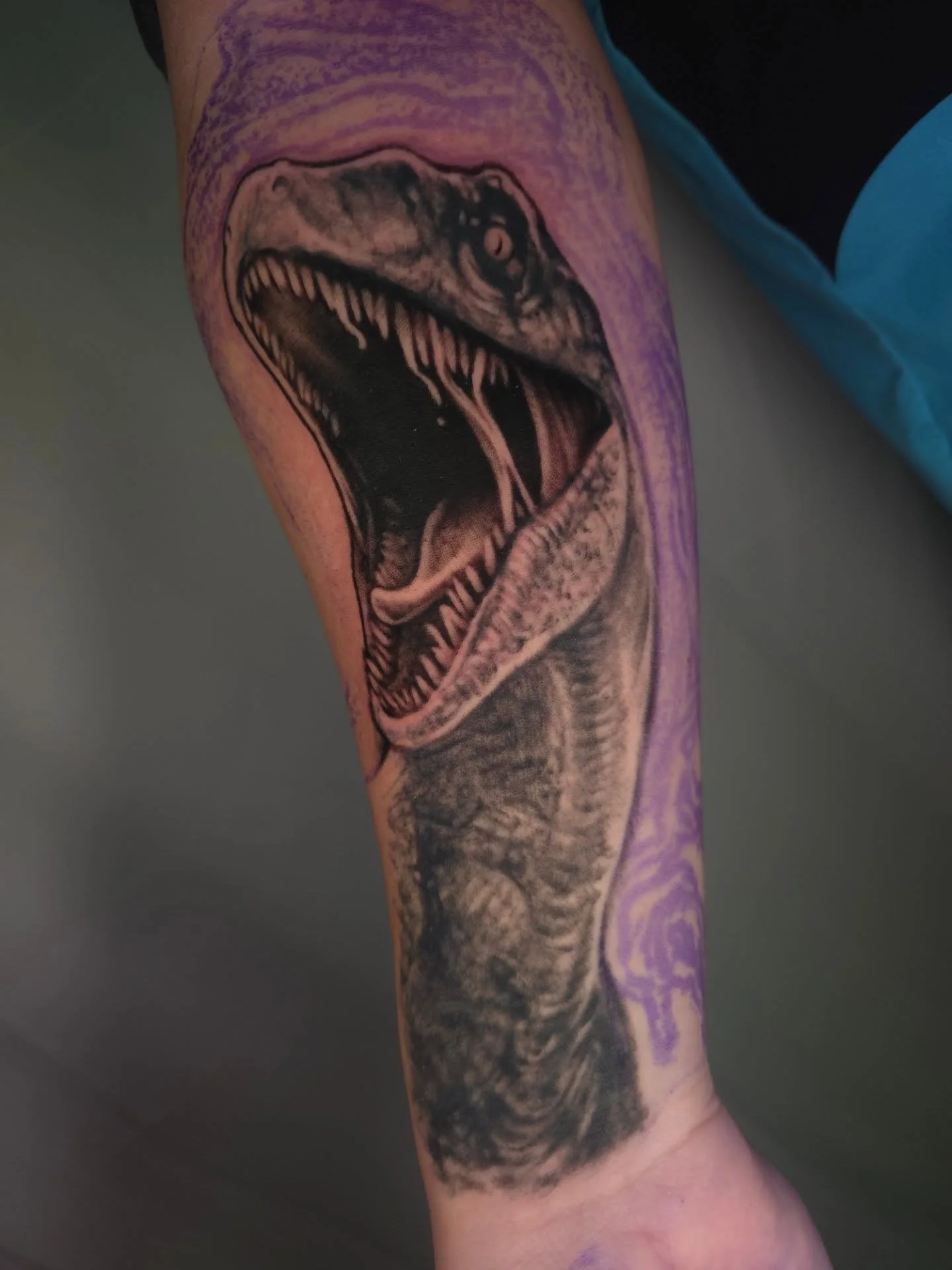 🖤🦖

#jakeulmertattoos #ohiotattooers #somethingdarker #blackworktattoo #darkart