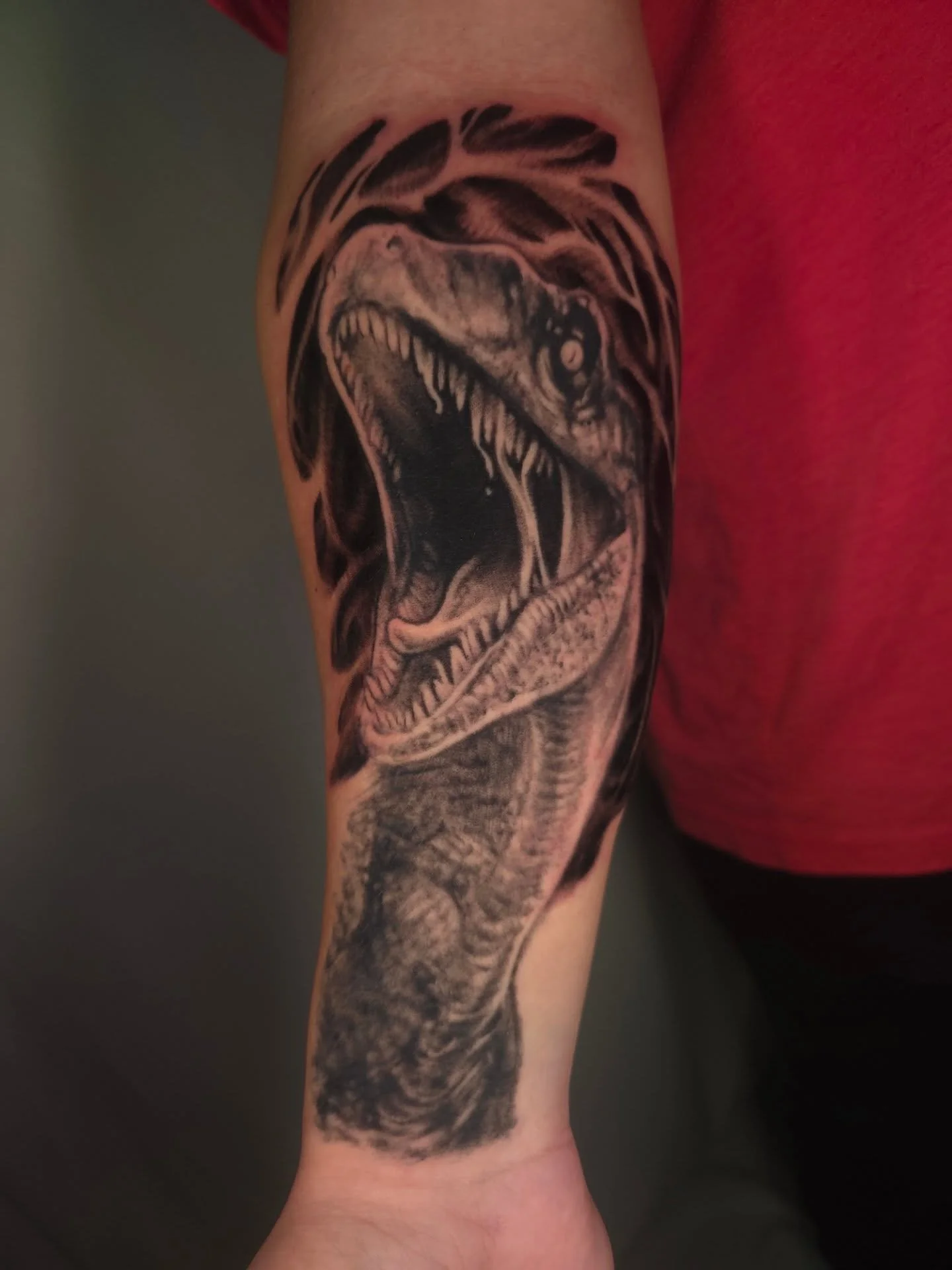 🦖🖤

#darkart #jurassicpark #ohiotattooers #jakeulmertattoos #somethingdarker