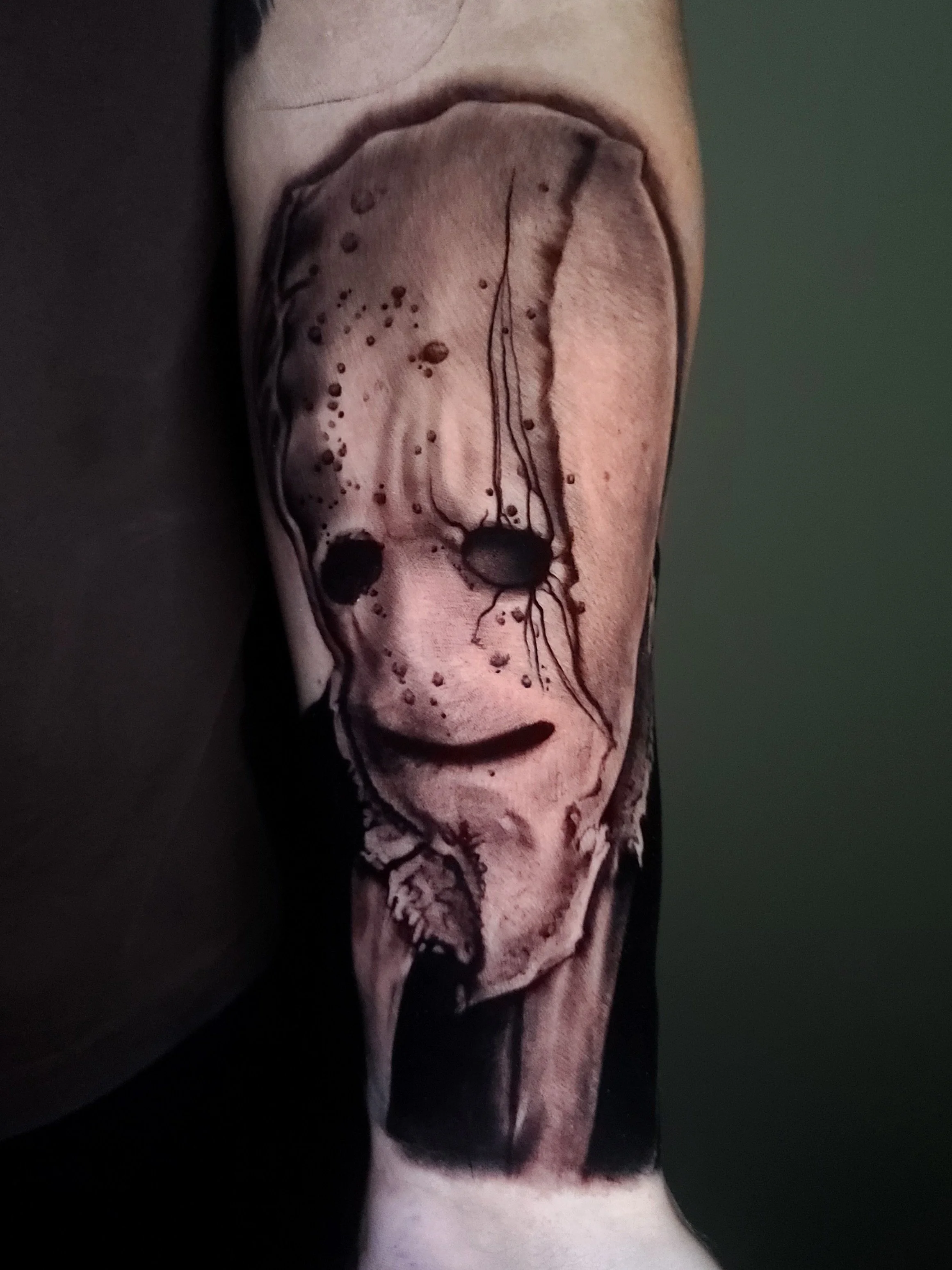 🔪 Father 🎬 The Strangers 💀 Tattooed in 2022 ⏰

@skinandinkmag @allegoryink @electrumsupply
#jakeulmertattoos #darkart #horror #blackworktattoo #blackandgreytattoo