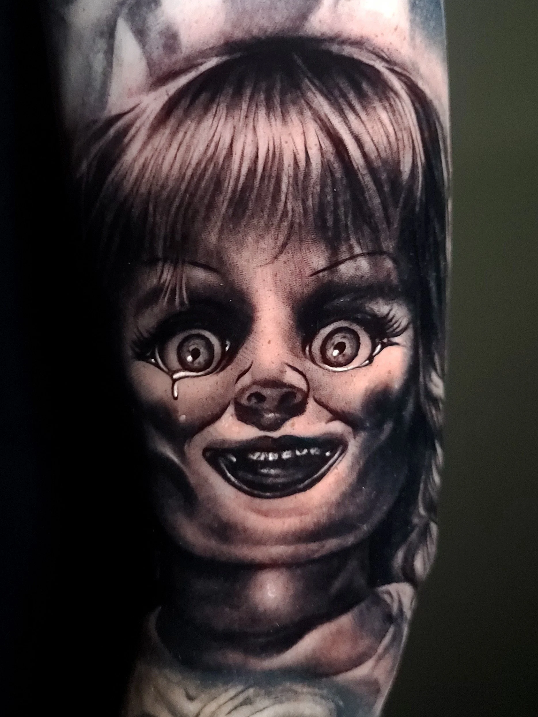 🎬 Annabelle 💀 Tattooed in 2022 ⏰

@skinandinkmag @allegoryink @electrumsupply
#jakeulmertattoos #darkart #horror #blackworktattoo #blackandgreytattoo