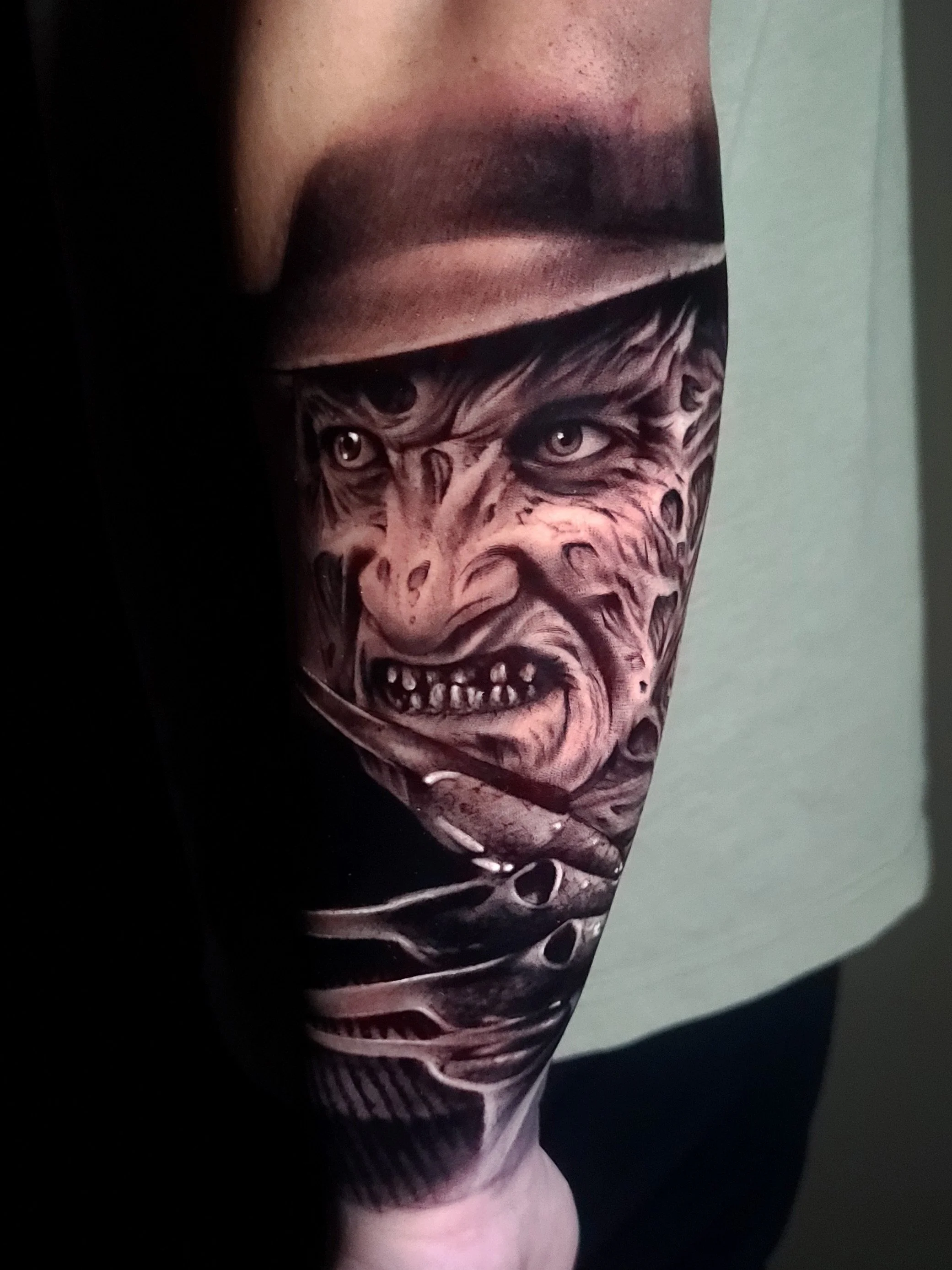 🔪 Freddy Kreuger 🎬 A Nightmare on Elm Street 💀 Tattooed in 2022 ⏰

@skinandinkmag @allegoryink @electrumsupply
#jakeulmertattoos #darkart #horror #blackworktattoo #blackandgreytattoo