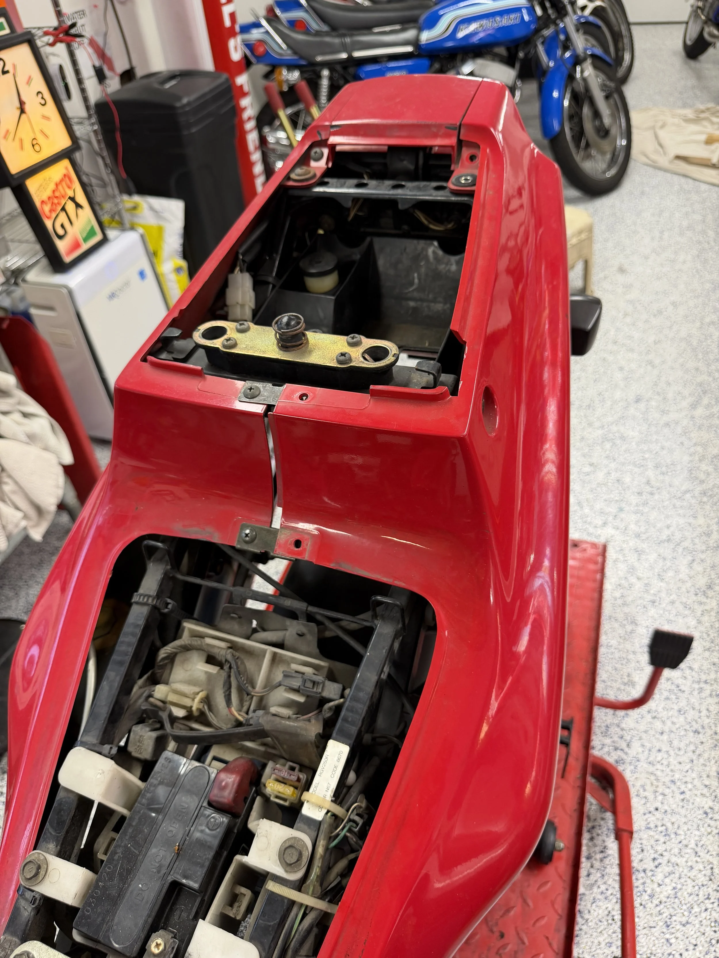  was struggling getting the rear 'side panels' off and was taking apart every fastener until I learnt that all you need to do is...