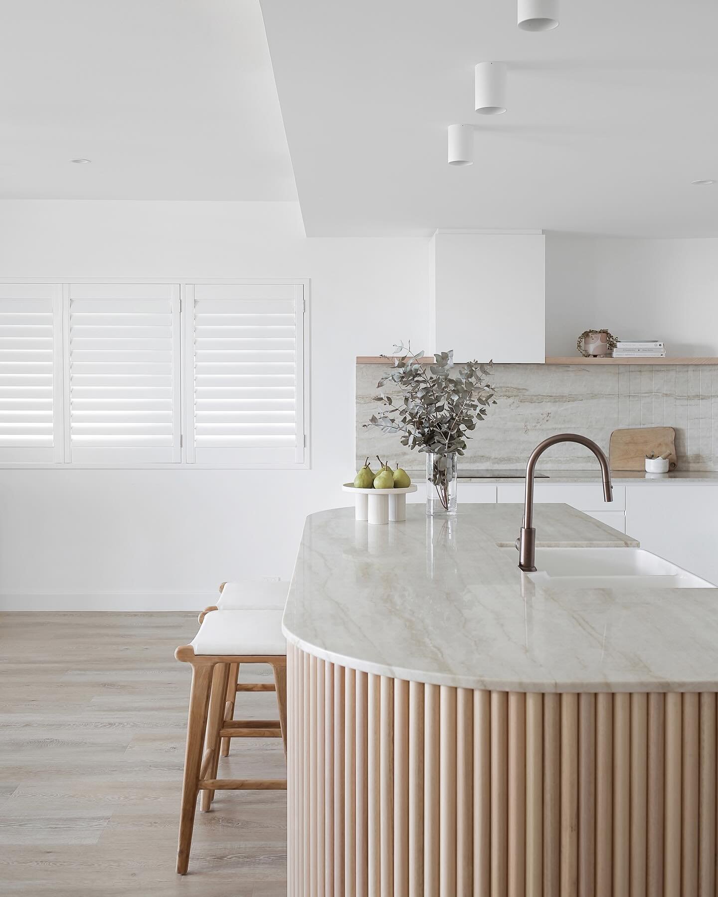 Taking it back to 2021 this kitchen is still absolutely what dreams are made of. 

Curves and natural finishes overlooking the ocean. We couldn&rsquo;t have asked for a better team on this one! 

@katecooperinteriors 
@blackwoodcollective 
&bull;
&bu