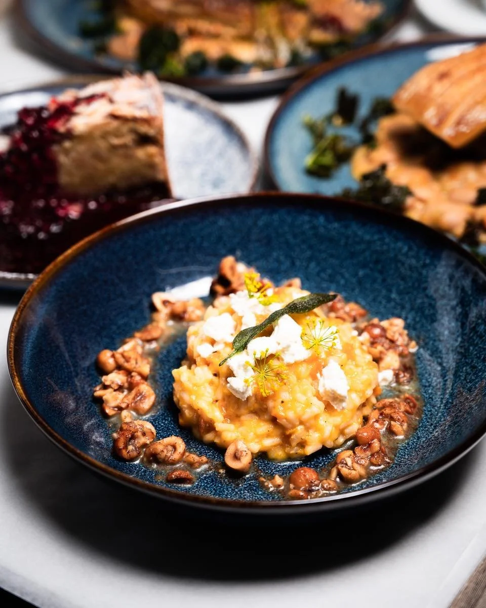 It’s nearly time to start planning our November Bistro night! Cosy flavours like this roasted squash risotto with hazelnuts & sage are a firm favourite to warm us up now that the weather has turned wintry and cold.
If you haven’t man