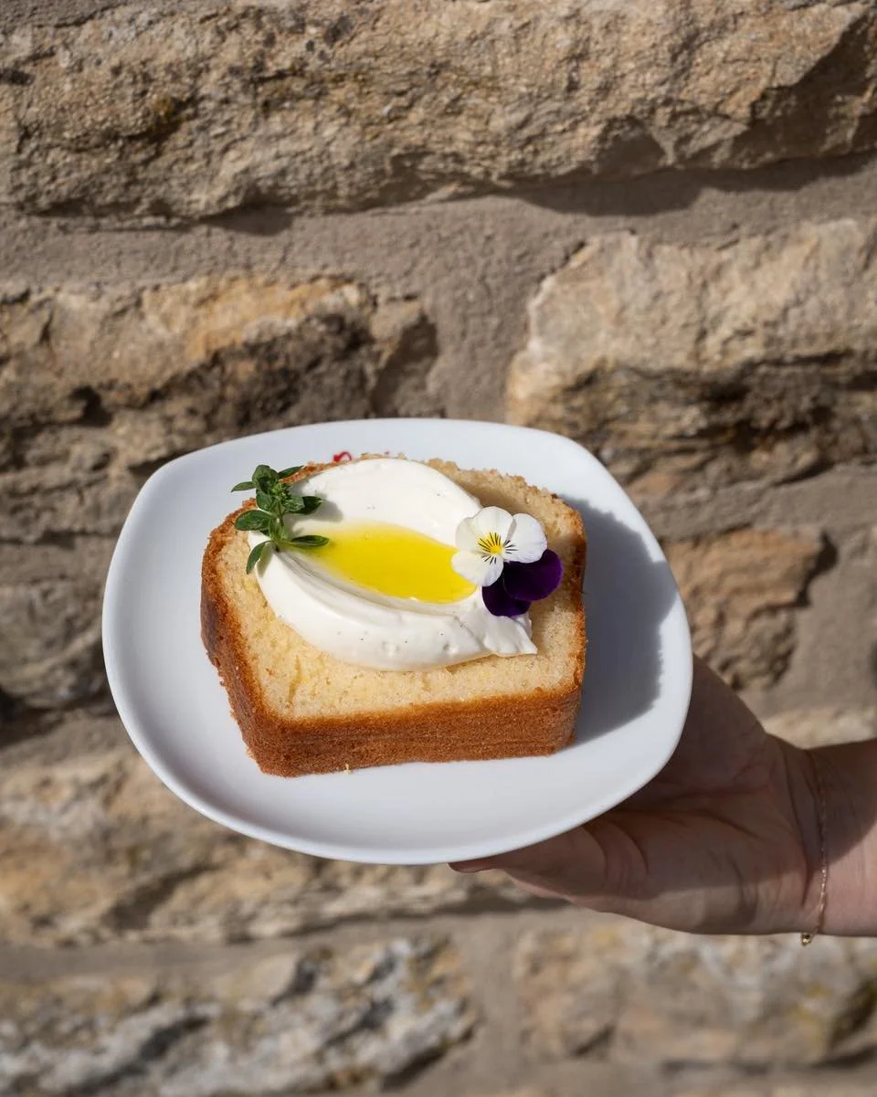 Throwback to sunnier days and our zesty lemon loaf with mascarpone cream and olive oil drizzle 🍋