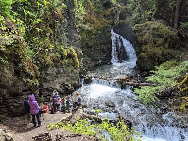  A group standing next to the Virgin Creek Falls 