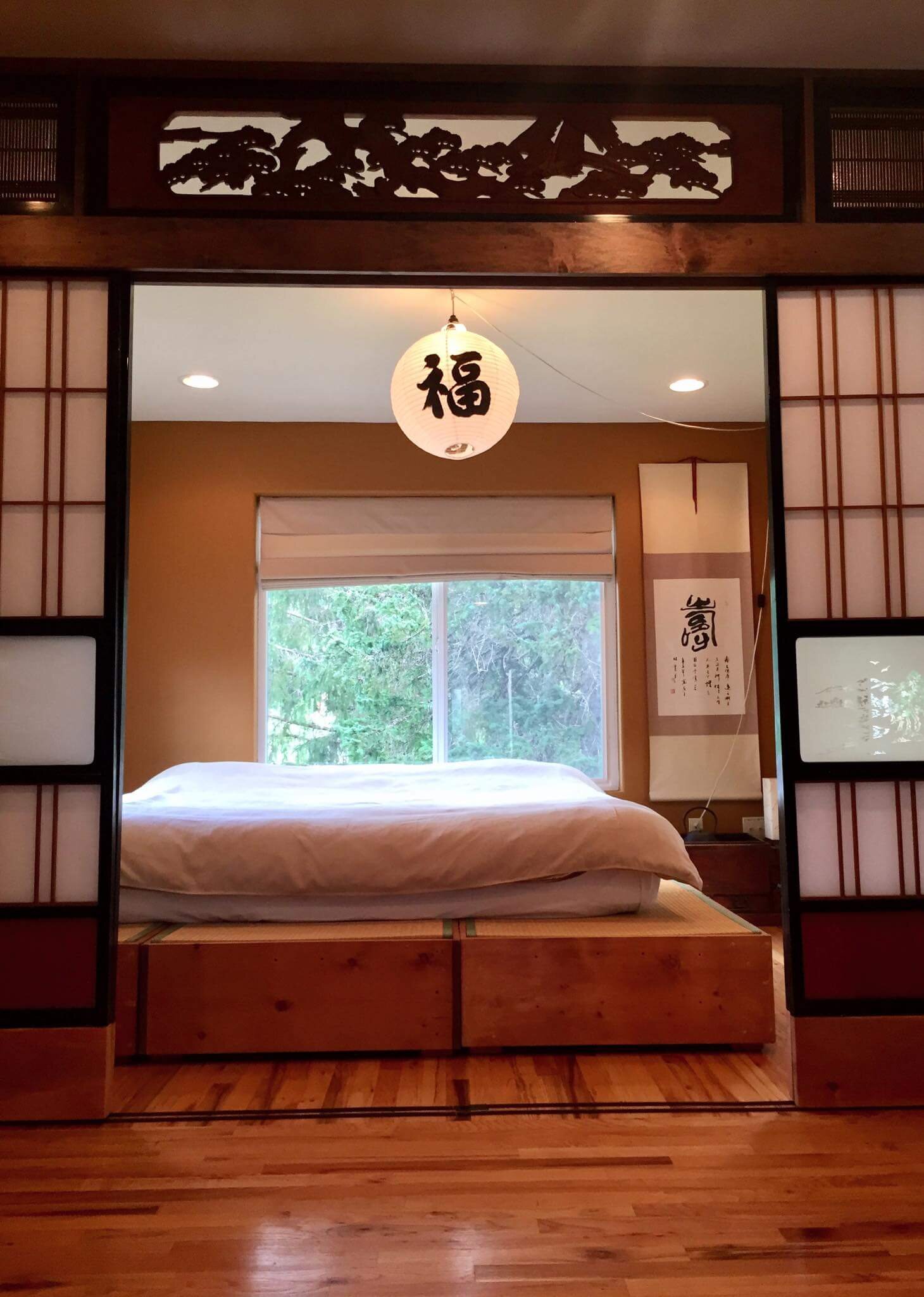  A bed framed in oriental motif 