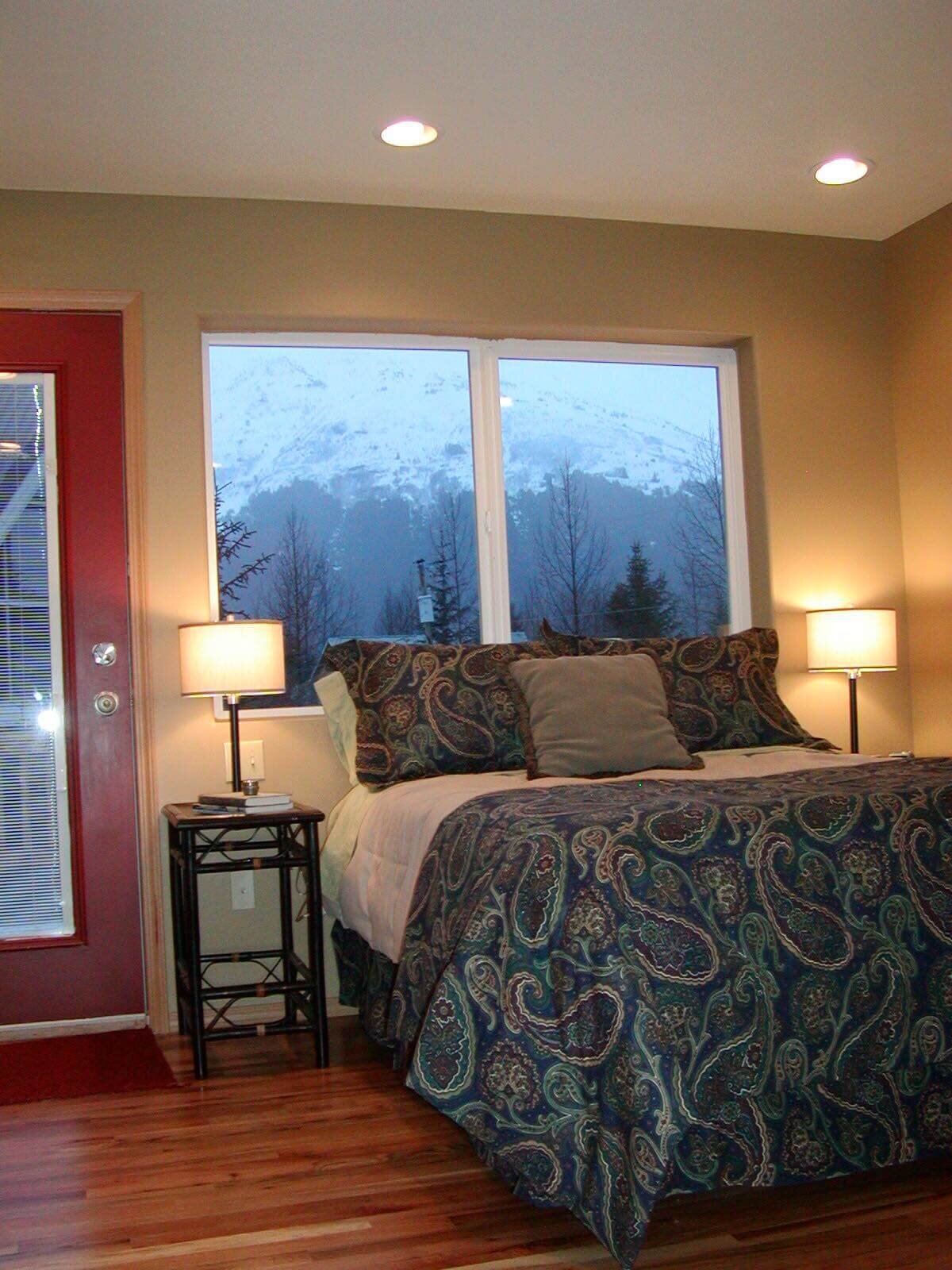  A nice bedroom of views of mountains 