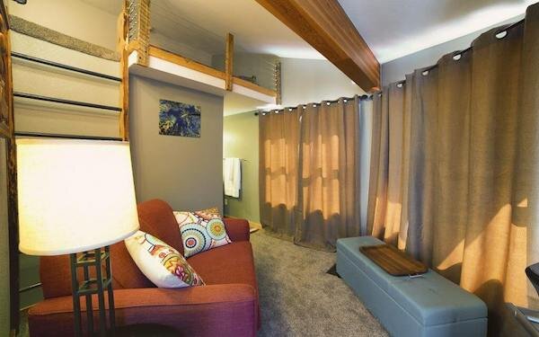 A suite with couch and bed in Ski Inn 