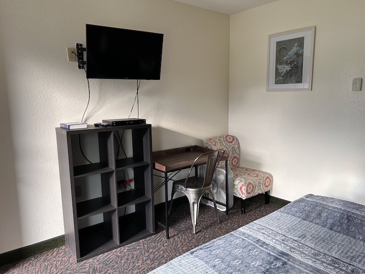  TV Center in Bird Creek Motel 