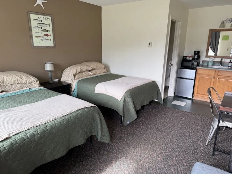  Two Beds in Bird Creek Motel 