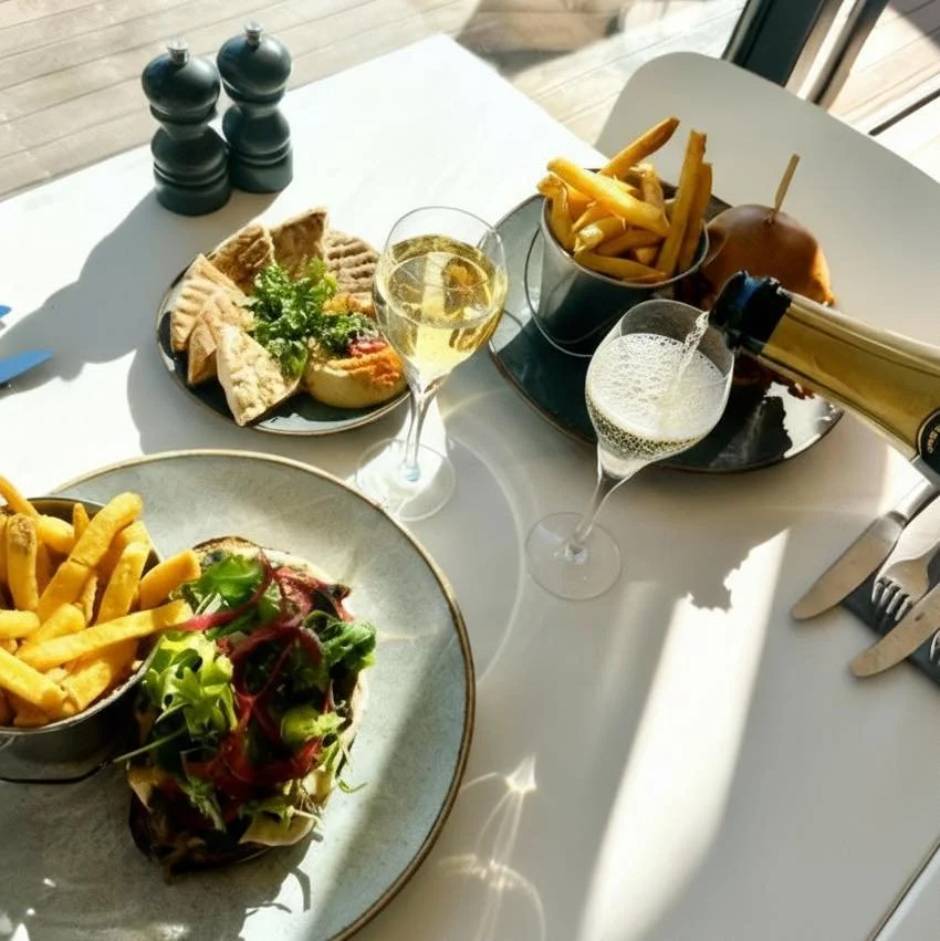 Nothing beats a perfect burger, a juicy open steak sandwich, and a little Cornish bubbly to make the day sparkle! ✨ 

Lunch served daily 12&ndash;4 | Dinner from 5&ndash;late 🍴Head to our website now to book our inside evening restaurant - http://ww