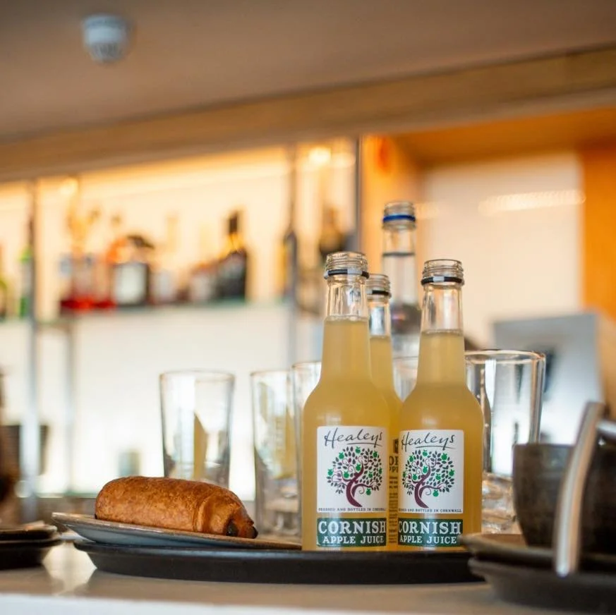 Did you know our Healeys Cornish Apple juice is 100% natural and unfiltered to capture even more flavour in every sip? 🍏

Pressed on site at the Healeys Cornish Cyder Farm and bursting with flavour! Every sip as crisp and juicy as the last! 

Availa