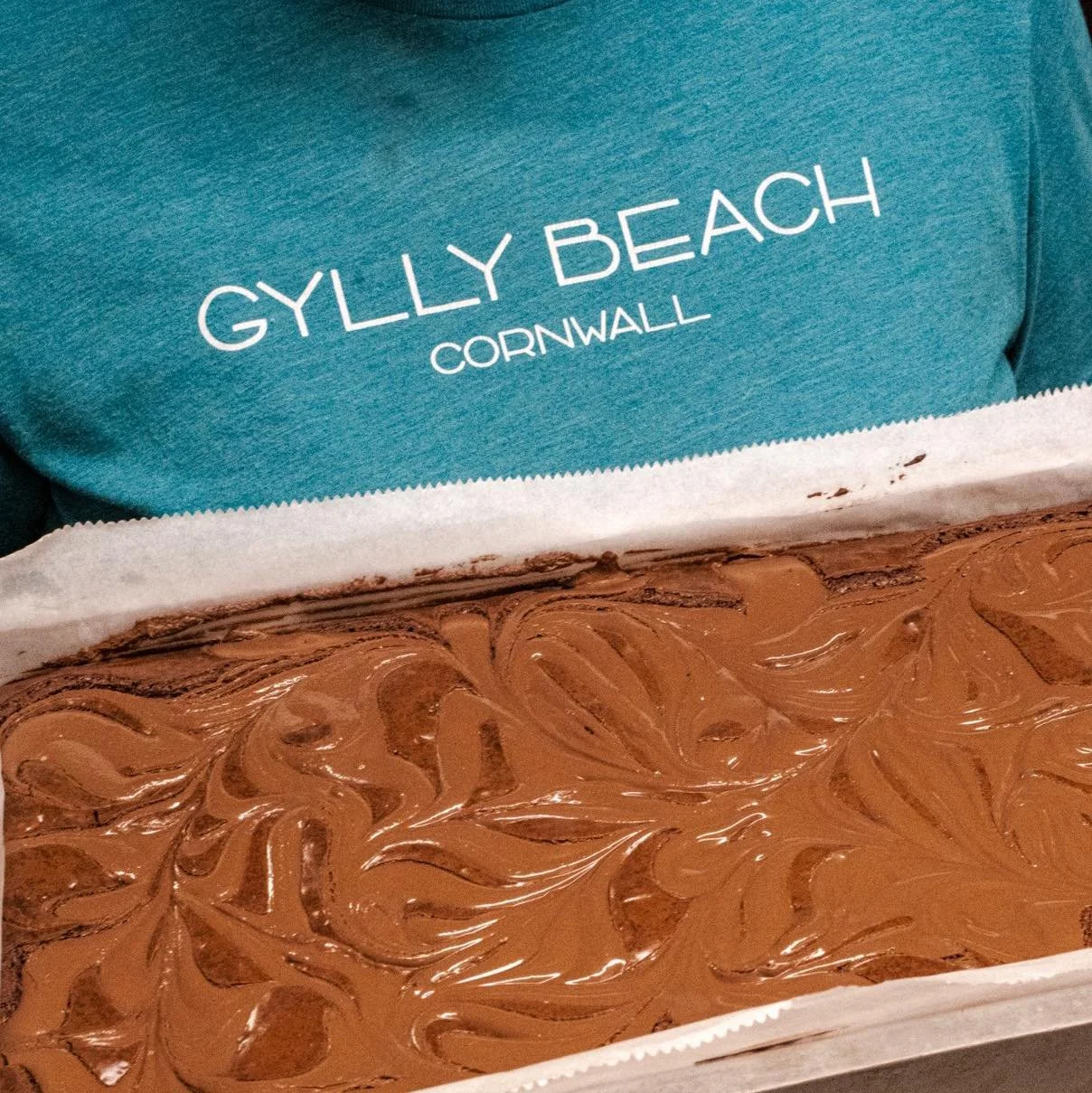 🍫 Nutella &amp; hazelnut brownie, fresh from the oven and topped with a silky Nutella swirl. The hardest part? Waiting for it to cool before the first slice. 🤎✨

#bakeryonthebeach #gyllybeachcafe #nutellabrownie