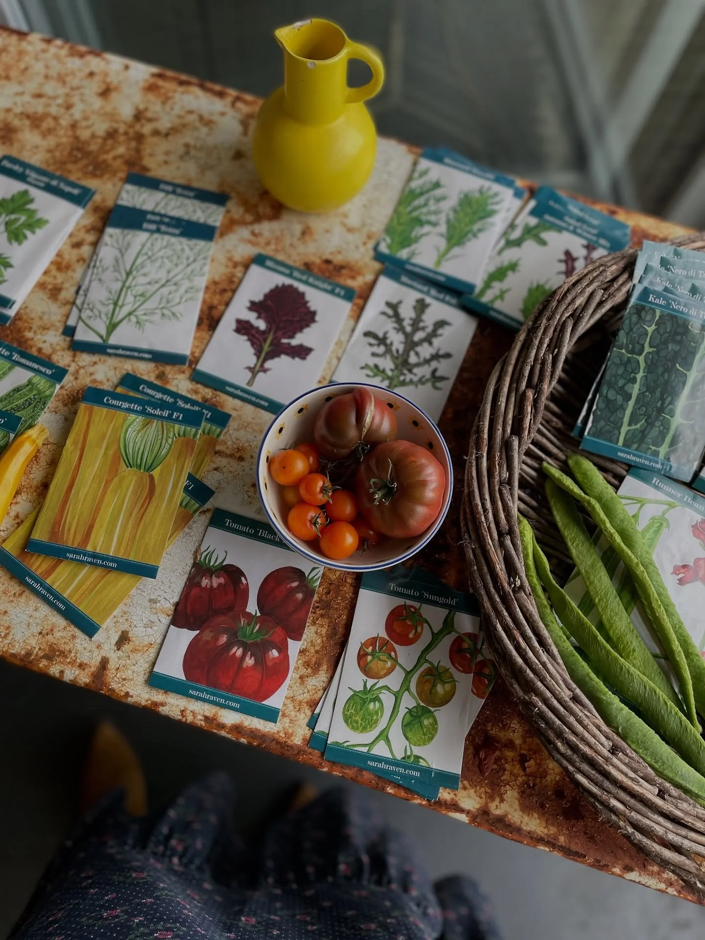 Learning how to create a posy of dahlias with the one and only @sarahravenperchhill yesterday, was up there with the glorious September sunshine and her basil icecream. Sarah&rsquo;s home, Perch Hill in Sussex is beautiful and inspiring. Thank you fo