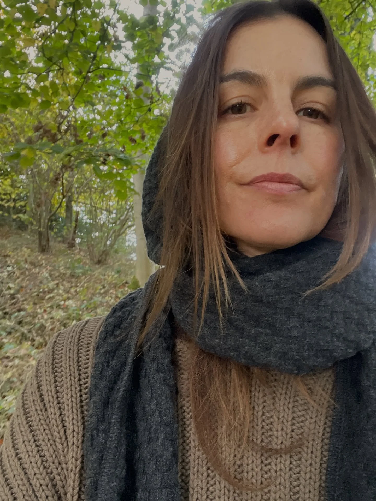 Witchcore on the Welsh border. Warm knits and lamplit corners in old, beautiful houses. Tudor meets Victoriana. Cosy yet creepy. Apples, pumpkins, peeling paint and probably ghosts 🧺🏮

@theknottyones knits kindly gifted 🧶