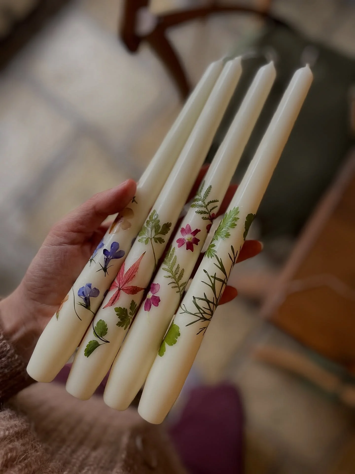A whimsical week making little samples for my Christmas workshop tables 🕯️🌲

December diary looks like&hellip;
Pressed flower baubles @stanwellhousehotel 29/11
Pressed flower candles @thenewtinsomerset 05/12
Pressed flower candles @oldgreenstudio 0