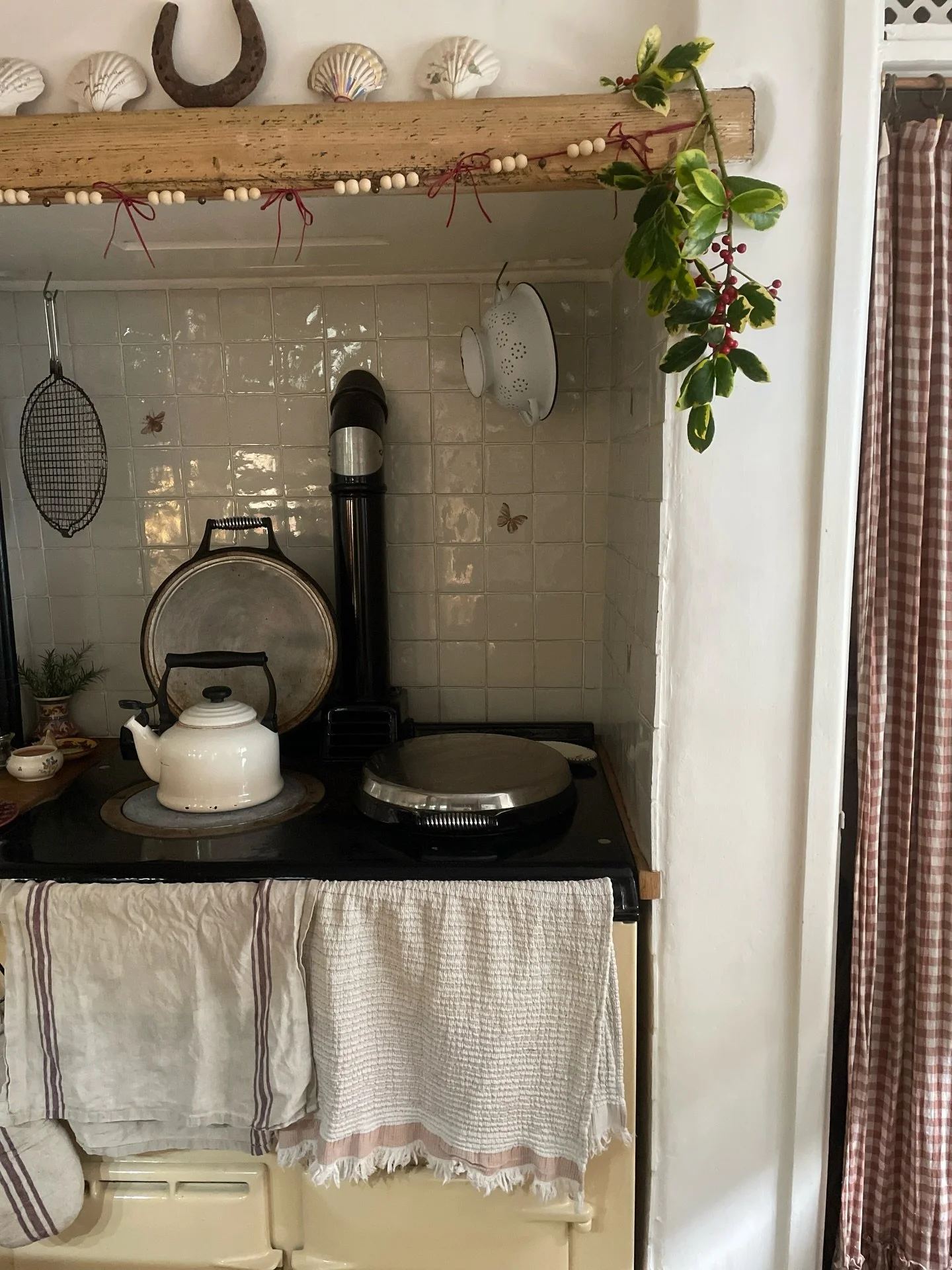 Weekend spillover; red wine and paper chains. Boxed a lot of candles, perfected my gift bows, trimmed my Aga with leftover ribbon, tiny bells and beads from a drawer. Walked out to find mistletoe but despite the many apple trees in this valley, could