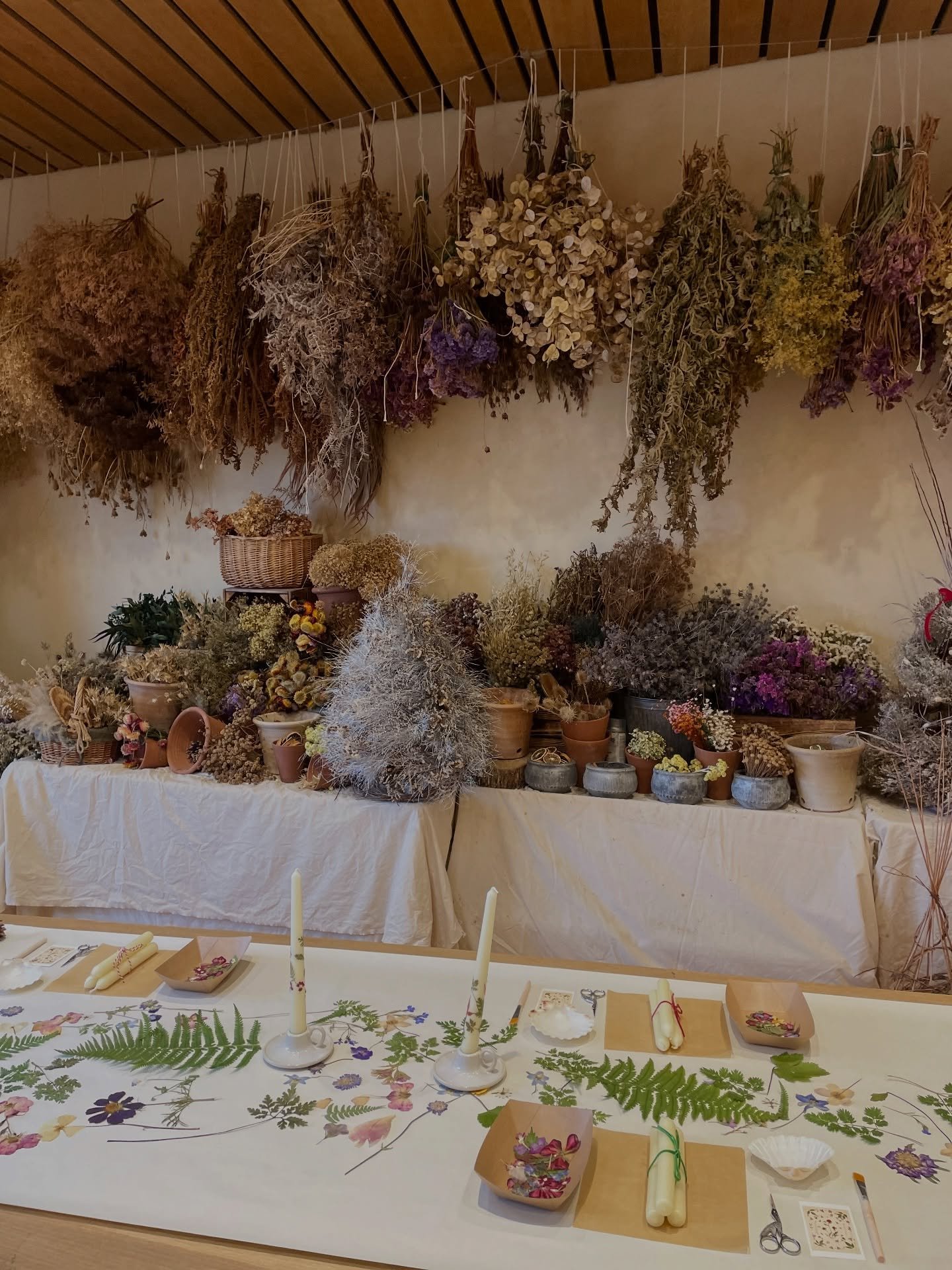 The beautiful college room at The Newt in Somerset is a dream to create in. Wall to ceiling dried flowers (and right next door to the gelato shop). Thanks for having me to decorate candles @thenewtinsomerset 🥀

I&rsquo;ve left a few DIY candle decor