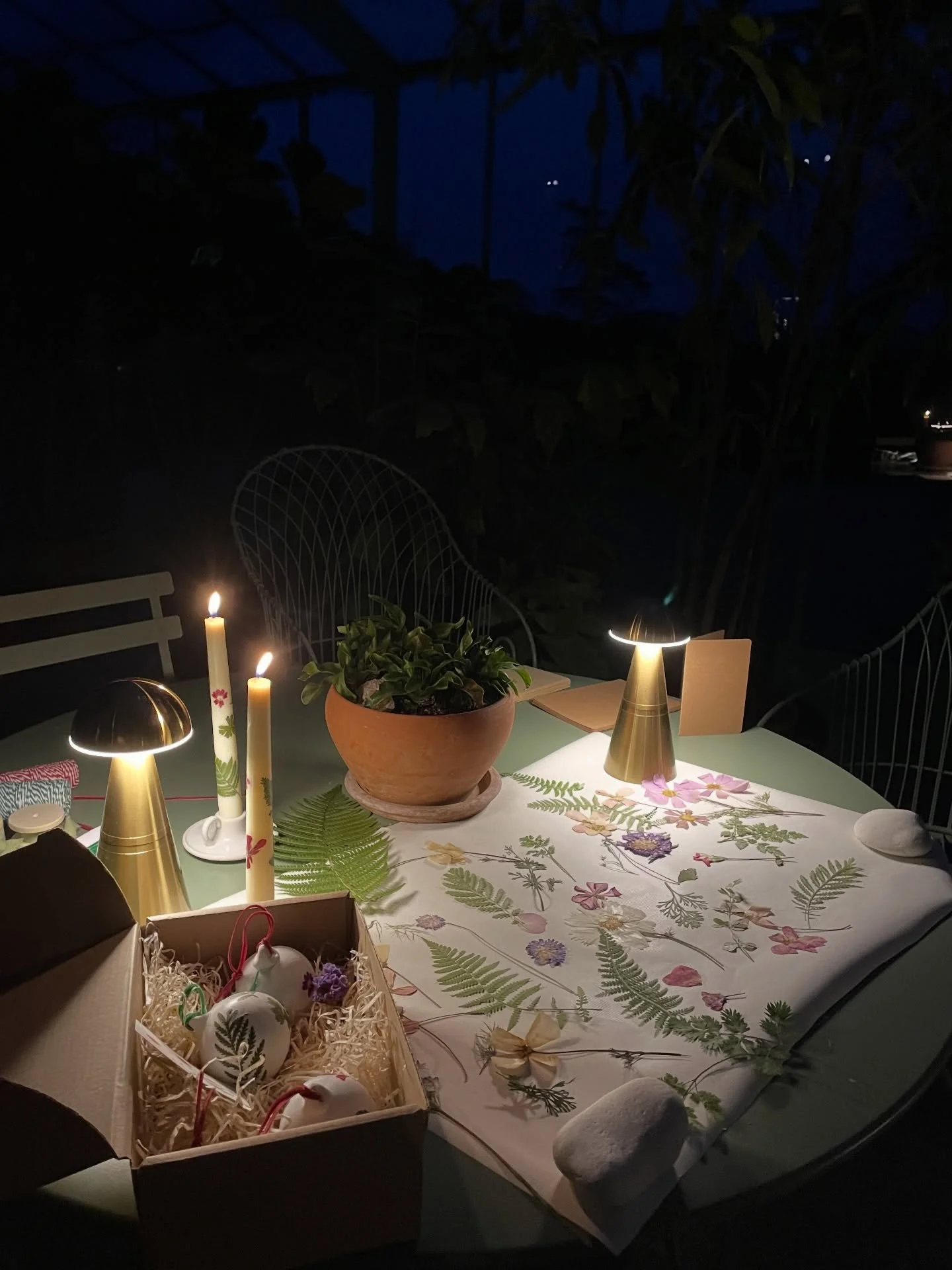 Candlelit almost-Christmas-workshop for guests at @thenewtinsomerset 🌲. Everything feels one hundred miles an hour at home, with so much still to do. But this eve was a couple of hours of calm before the last-minute shopping and wrapping storm 🎁

T