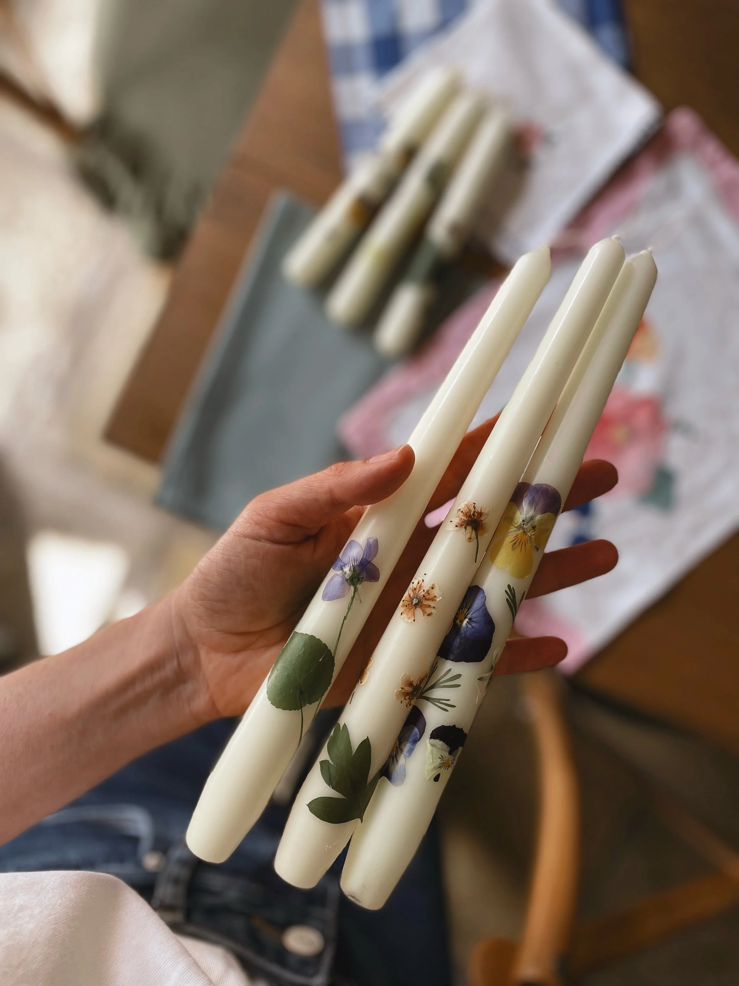 Spring candles from L to R: wild violets, hawthorn blossom, violas 🌿🪻. I&rsquo;m bringing these as inspiration for my workshop on Saturday at @stanwellhousehotel. A couple of spaces are still available if you feel like joining us (link in bio)