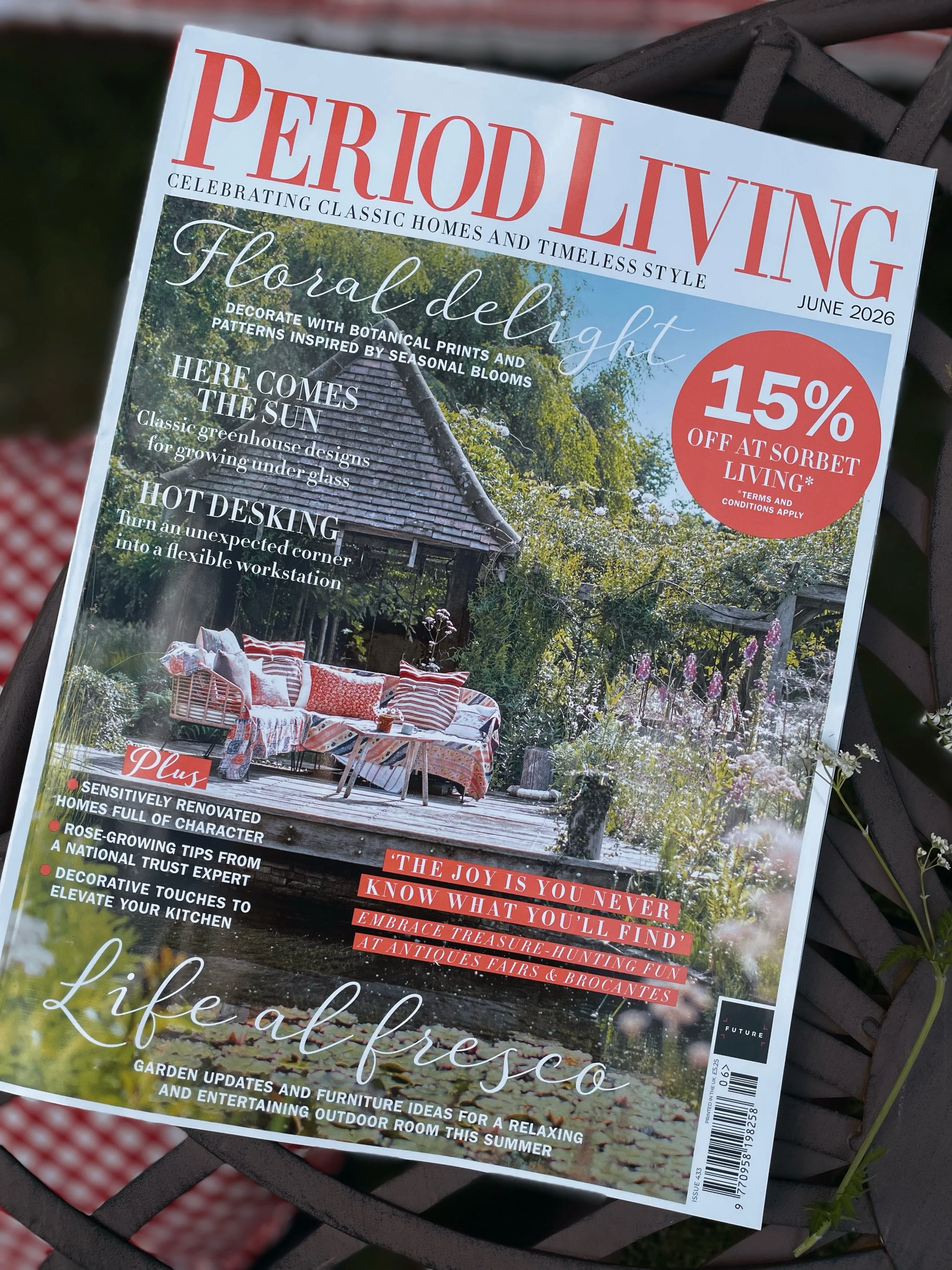 Me and my workshop next month at @teals_store are in the June issue of @period_living magazine 🌷🌿🌷
You can book a spot via the link in my bio. Weather-permitting, we&rsquo;ll be foraging for buttercups in the orchard and sitting al fresco to press