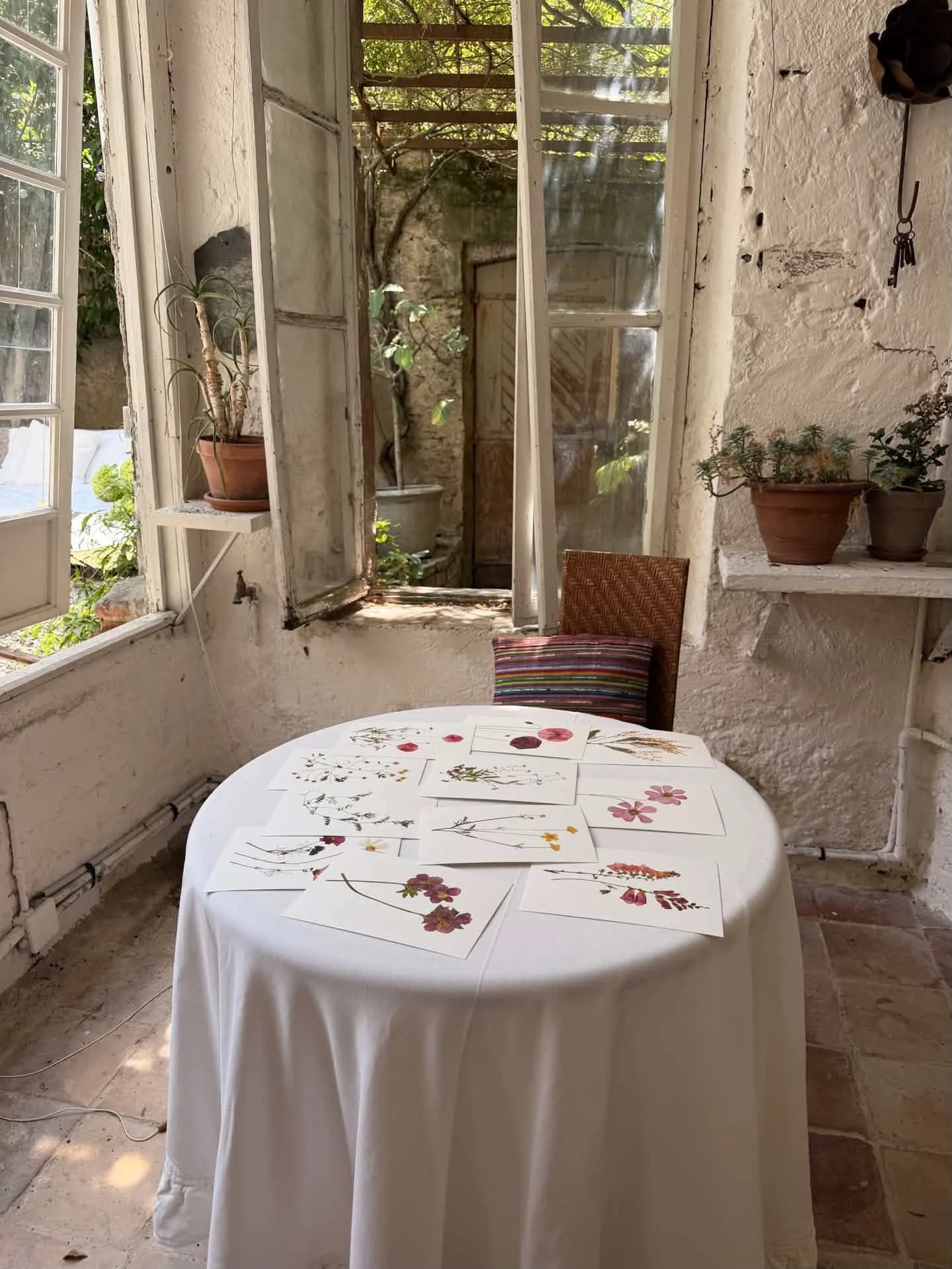 A little piece of the English countryside found its way to a French hideaway @camellaslloret 🌿🌸🌼