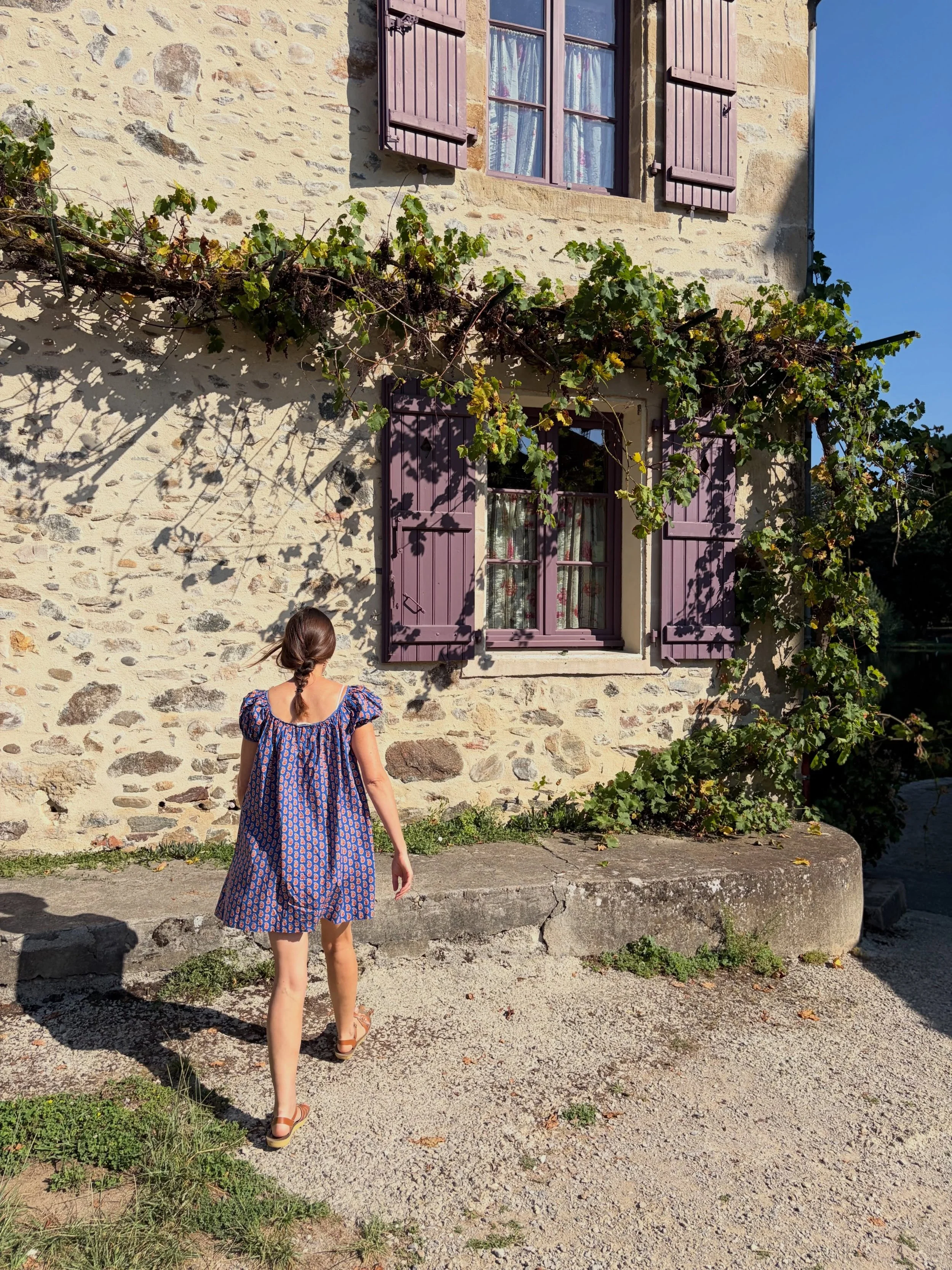 Two days ago in glorious Dordogne, when it was too hot for markets and we spent the rest of the day at the river with a picnic🍓🥖🍅. Enough rain now