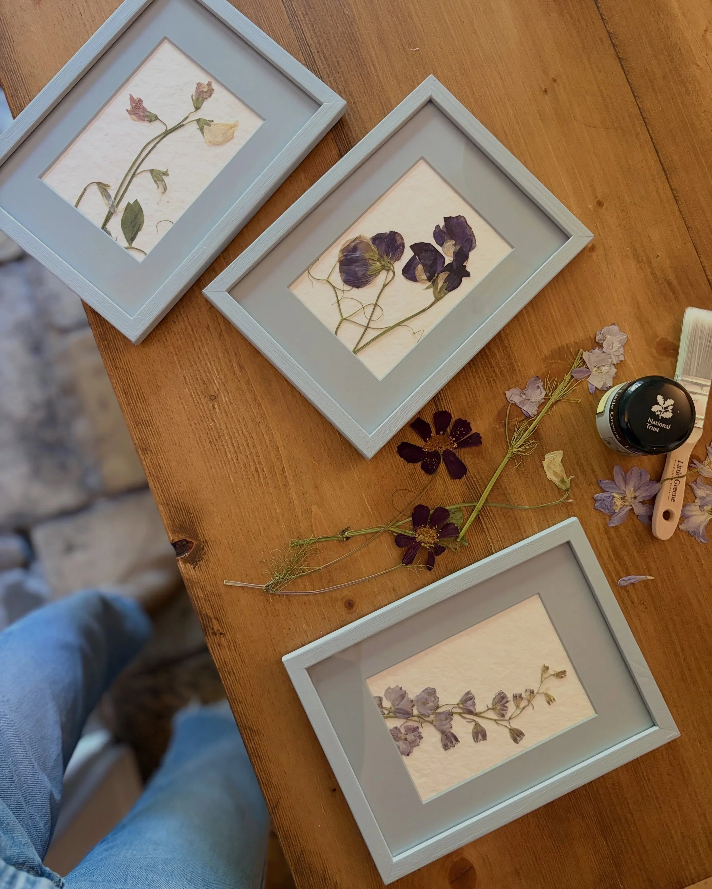 The bride&rsquo;s something blue 🩵🪻

Hand painted colour block frame in @littlegreenepaintcompany bone china blue