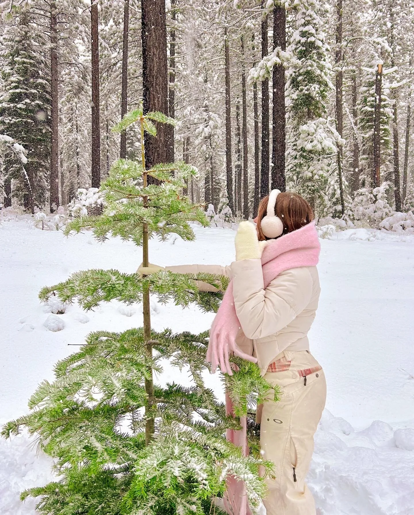 17 Pink Christmas Outfits to Slay the Holidays in Style
