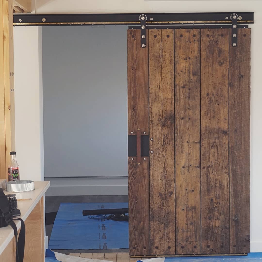 Barn Door installation at the Belleville residence. 
Nice to see the details working together in their final assembly.

#architecturaldetails #architecturalfabrication #customarchitecture #metalworking #architecture #customresidential #machinging #pr