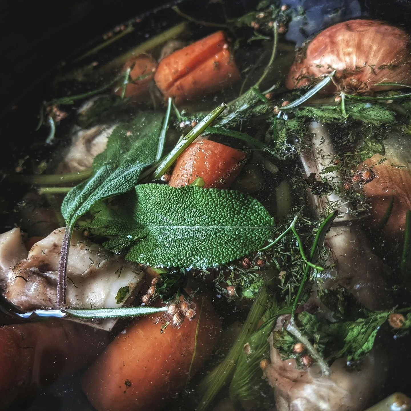NEW RECIPE: CHICKEN STOCK + BONE BROTH

The wonderful Autumn of @sevenchaga has kindly provided us with the most delicious chicken stock and bone broth recipe to get us through the winter!

When she shared photos of her stock on her Instagram stories