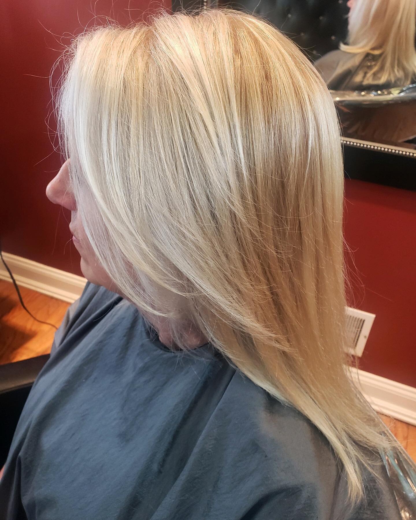 Do blondes have more fun?? 💁🏼&zwj;♀️
.
.
Hairstylist: Amanda D 💇🏻&zwj;♀️
.
.
#lexsalon #phoenixvillehair #phoenixville #phoenixvillepa #phoenixvillehairstylist #pville #pvillehair #pvillehairstylist #mainlinehairstylist #pottstownhairstylist #blo