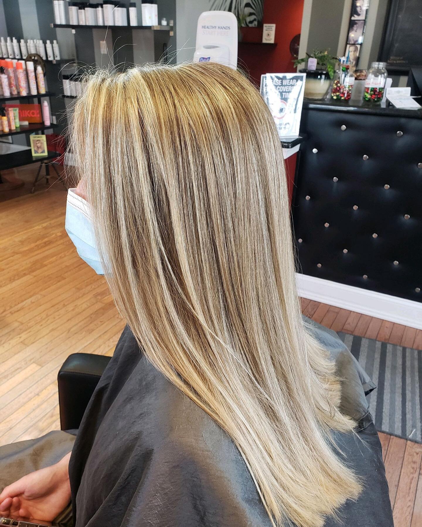 This is your sign to go blonde for summer 
.
Hairstylist: Amanda D 💇🏼&zwj;♀️
.
.
.
#lexsalon #phoenixvillehair #phoenixvillehairstylist #pville #pvillehair #pvillehairstylist #phoenixville #pottstownhairstylist #blondehair #hairtips #haircolor #hai