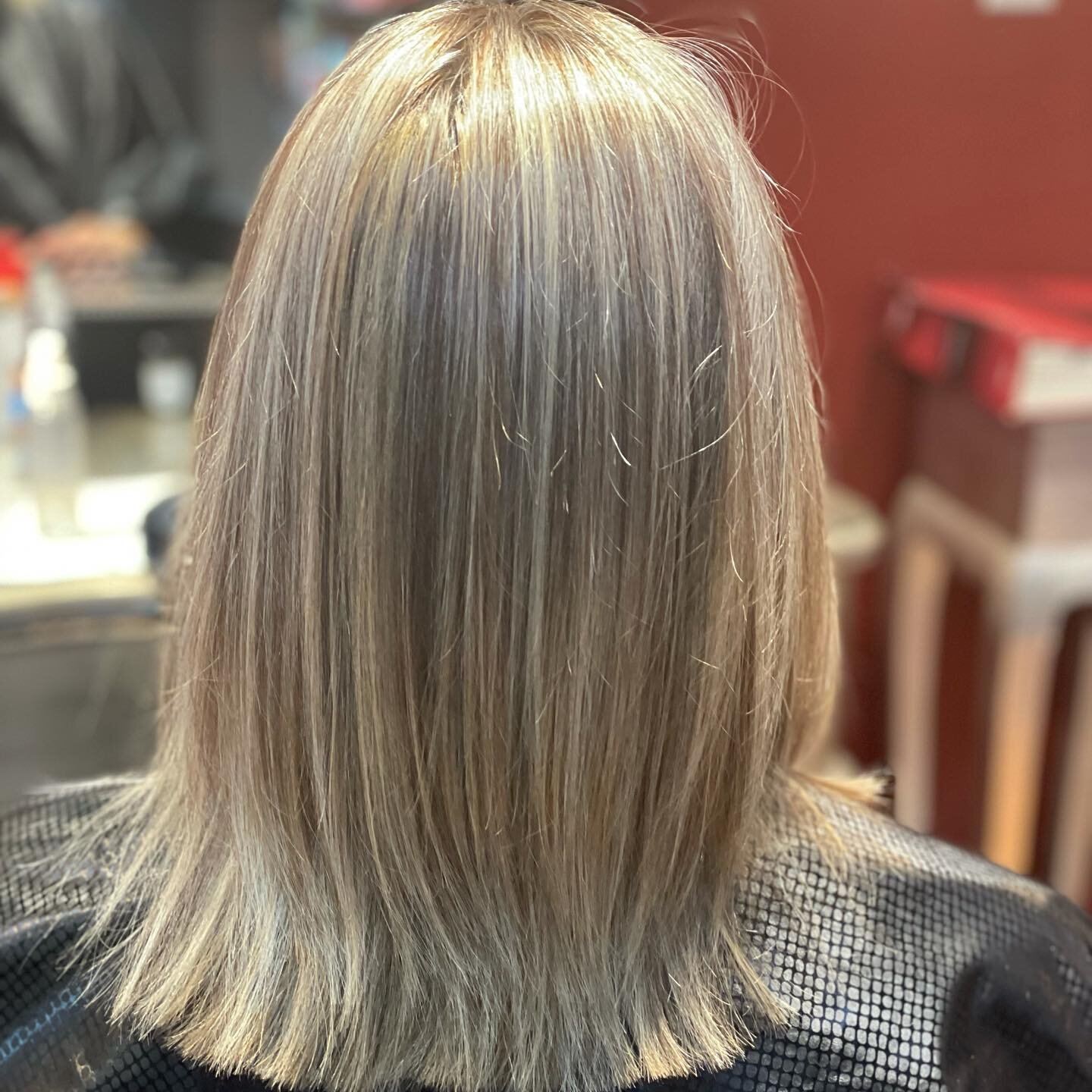 Tired of the 4-6 week touch up? Want a more natural look? We suggest adding baby highlights &amp; lowlights to for less up keep on your touch ups! 💇🏼&zwj;♀️
.
Hairstylist: Lucy
.
.
.
.
#lexsalon #phoenixvillehair #phoenixville #phoenixvillepa #baby