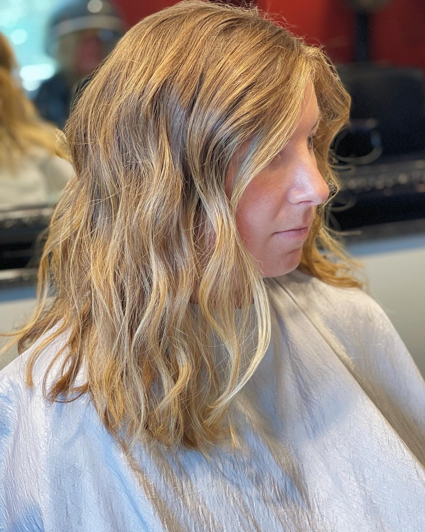 Highlights fix everything💫 swipe for the before 

done by @amanda_nesspor !

#highlights #hairsalon #smallbusiness #phoenixville #pa #blonde #haircut #balyage