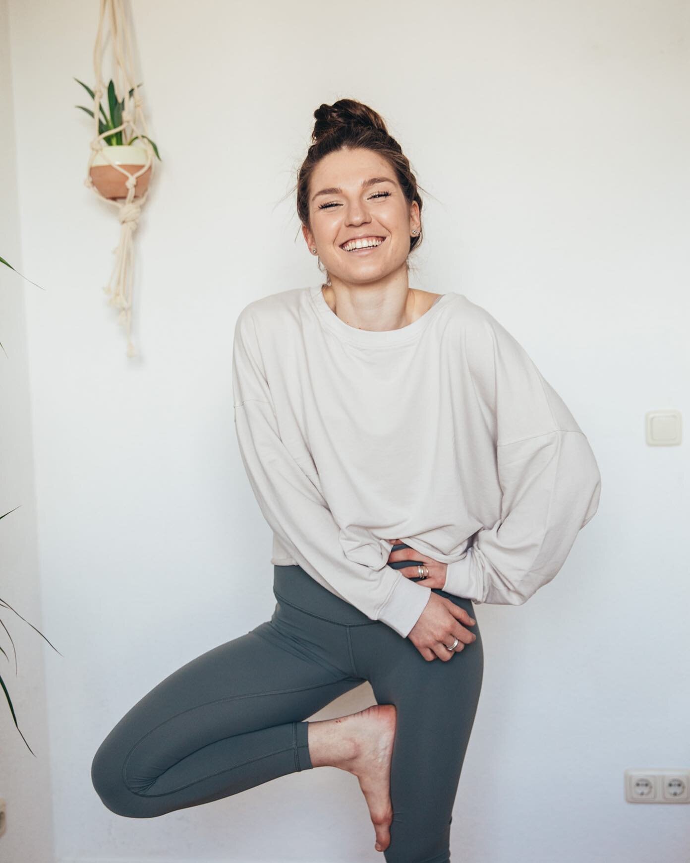 happy loooong Weekend! sending love &amp; big smiles 💛 

Der Tag gestern war wundersch&ouml;n! So viel Teilen, Gemeinsamkeit, Community Feeling, aufregende und ruhige Momente. Beim @wanderlustdach und bei meinem Yoga &amp; &auml;therische &Ouml;le W