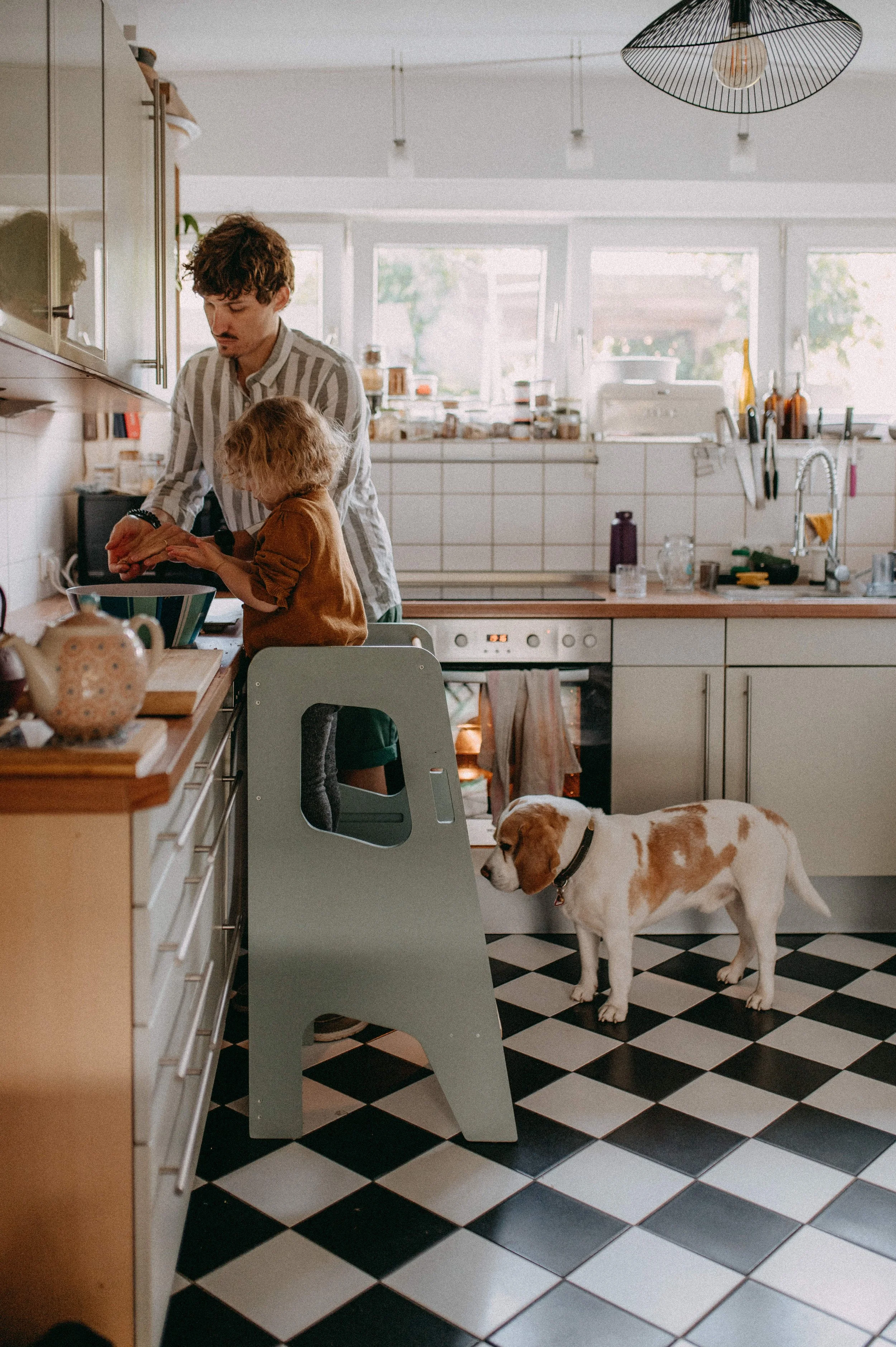 un papa et sa fille dans la cuisine, dans un moment complice en train de cuisiner