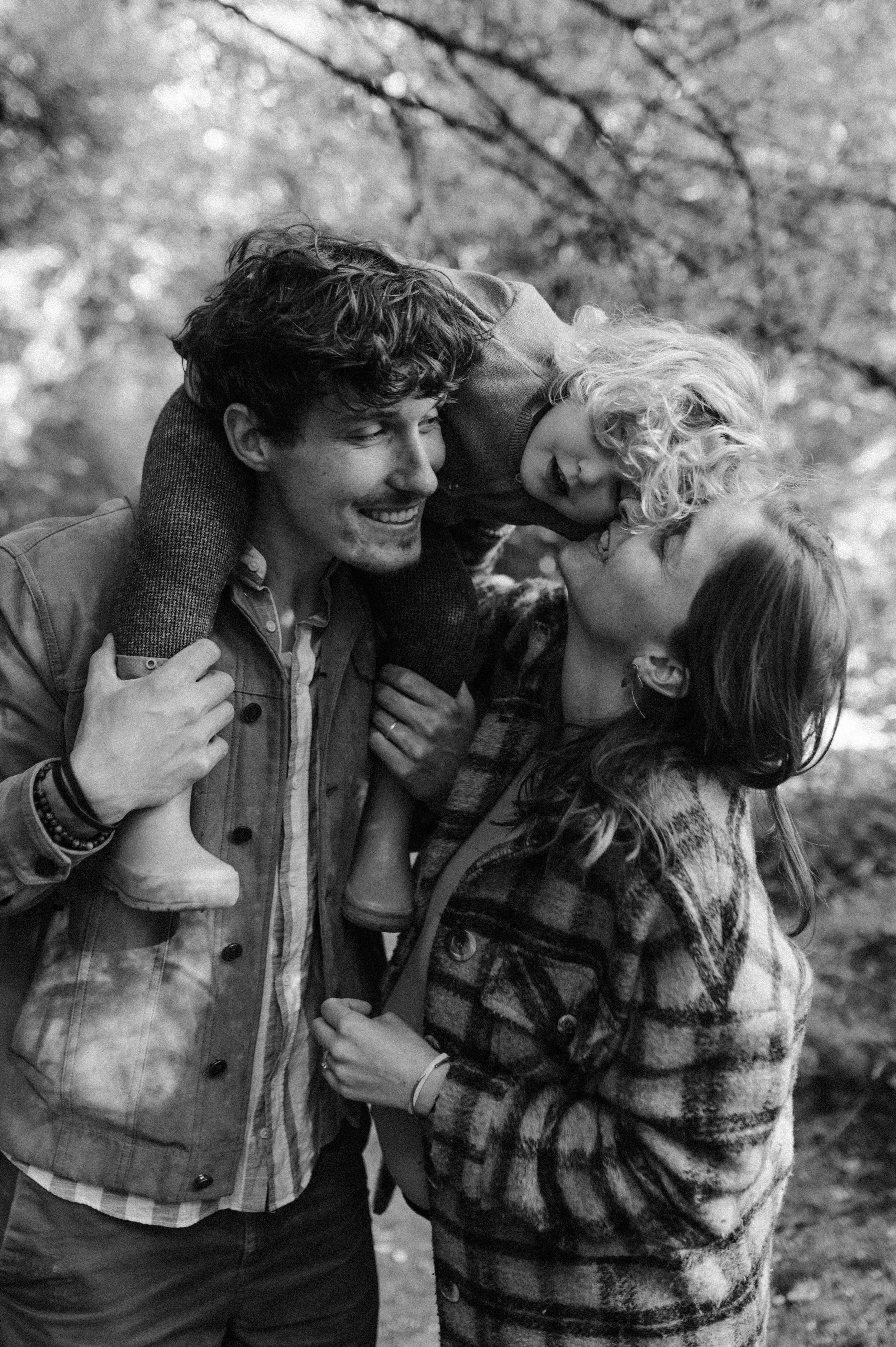 un couple avec leur enfant sur les épaules