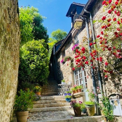 Update from France! While our Scott Farm team has been hard at work in VT, GM Simon Renault has been in Brittany guiding a tour of local terroir. The group of 14 is discovering the wonders of the Saint Malo region: seafood, hard cider, charcuterie, p