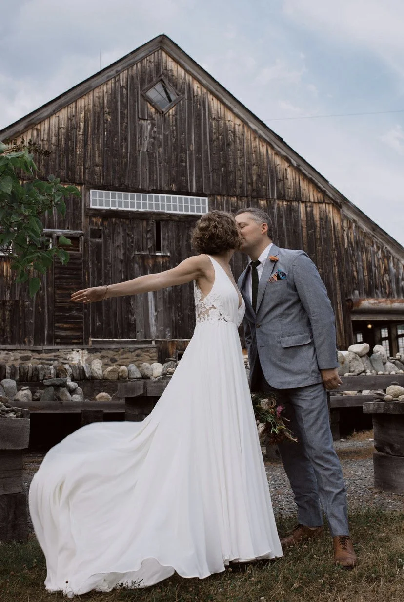 Couple kiss ST barn.JPG
