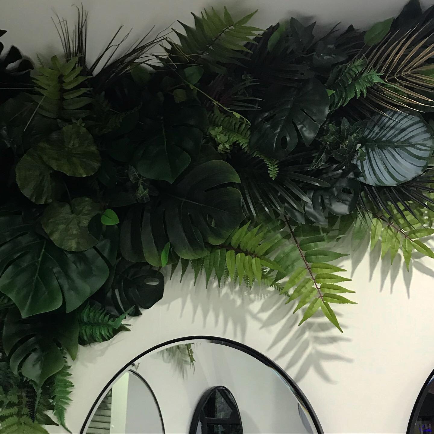 TROPICAL PARADISE WITH HINTS OF GOLD BRANDING /&thinsp;
&thinsp;
@kosmetixsalon 
&thinsp;
commercial artificial greenery installations ft. monstera &amp; palms 🌿&thinsp;&thinsp;&thinsp;
&thinsp;&thinsp;
&thinsp;&thinsp;
&thinsp;do you know customers