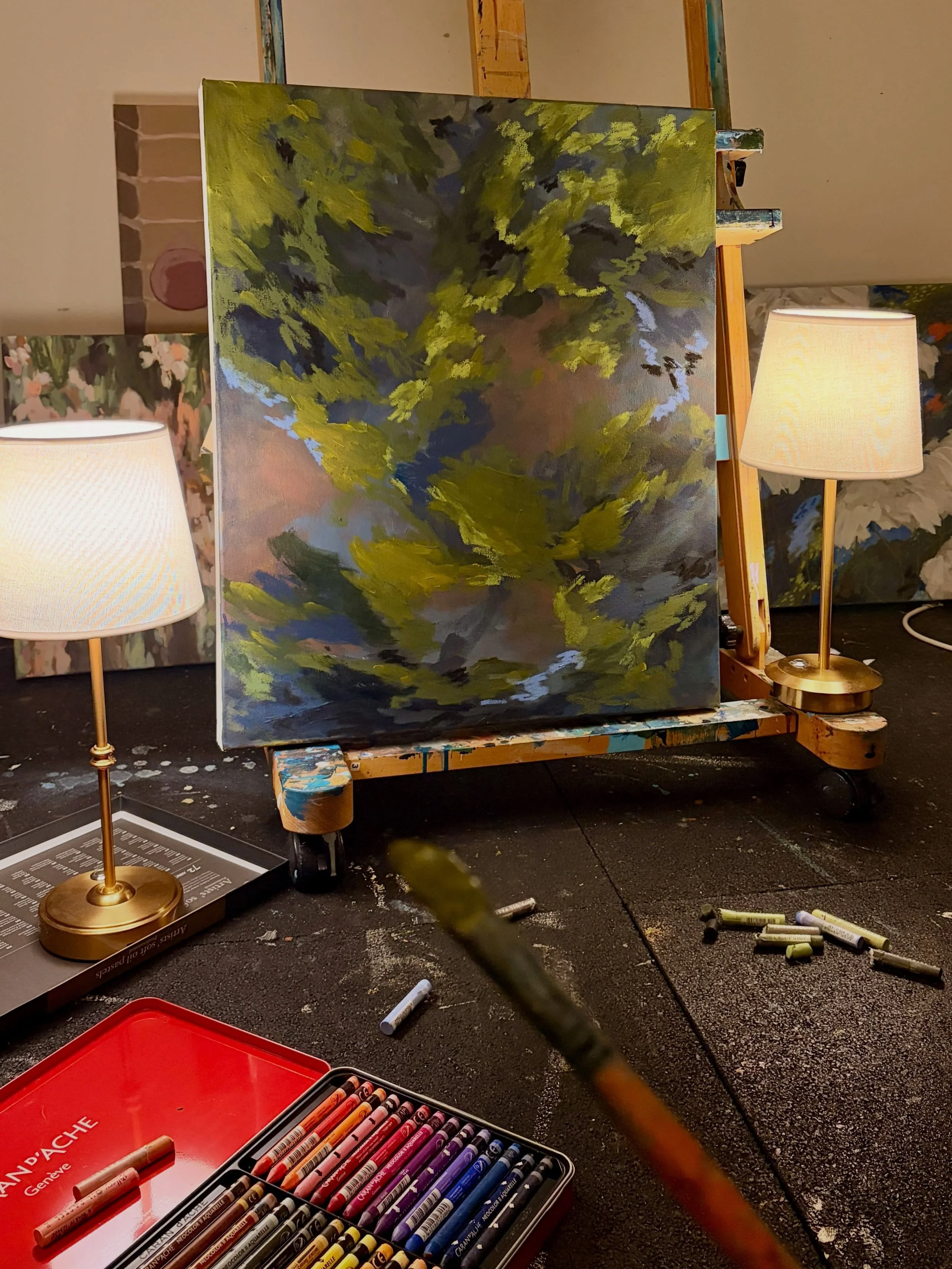 Painting by lamp light is my kind of vibe 🛋️
This moody is a work in progress for @inner_west_art_fair
