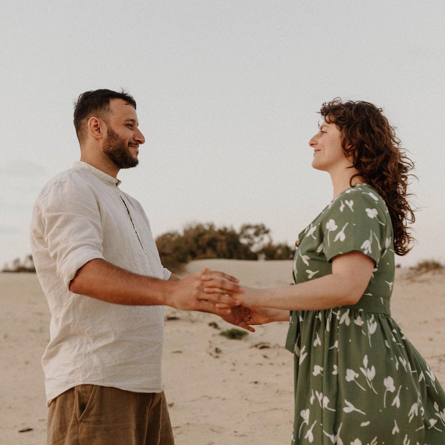 All these rainy days have me dreaming of golden spring evenings 💛 it&rsquo;s the slow season right now, which means planning for the upcoming season and trying to squeezing in as many couple/ family sessions as possible 
.
.
.
#israelphotographer #i